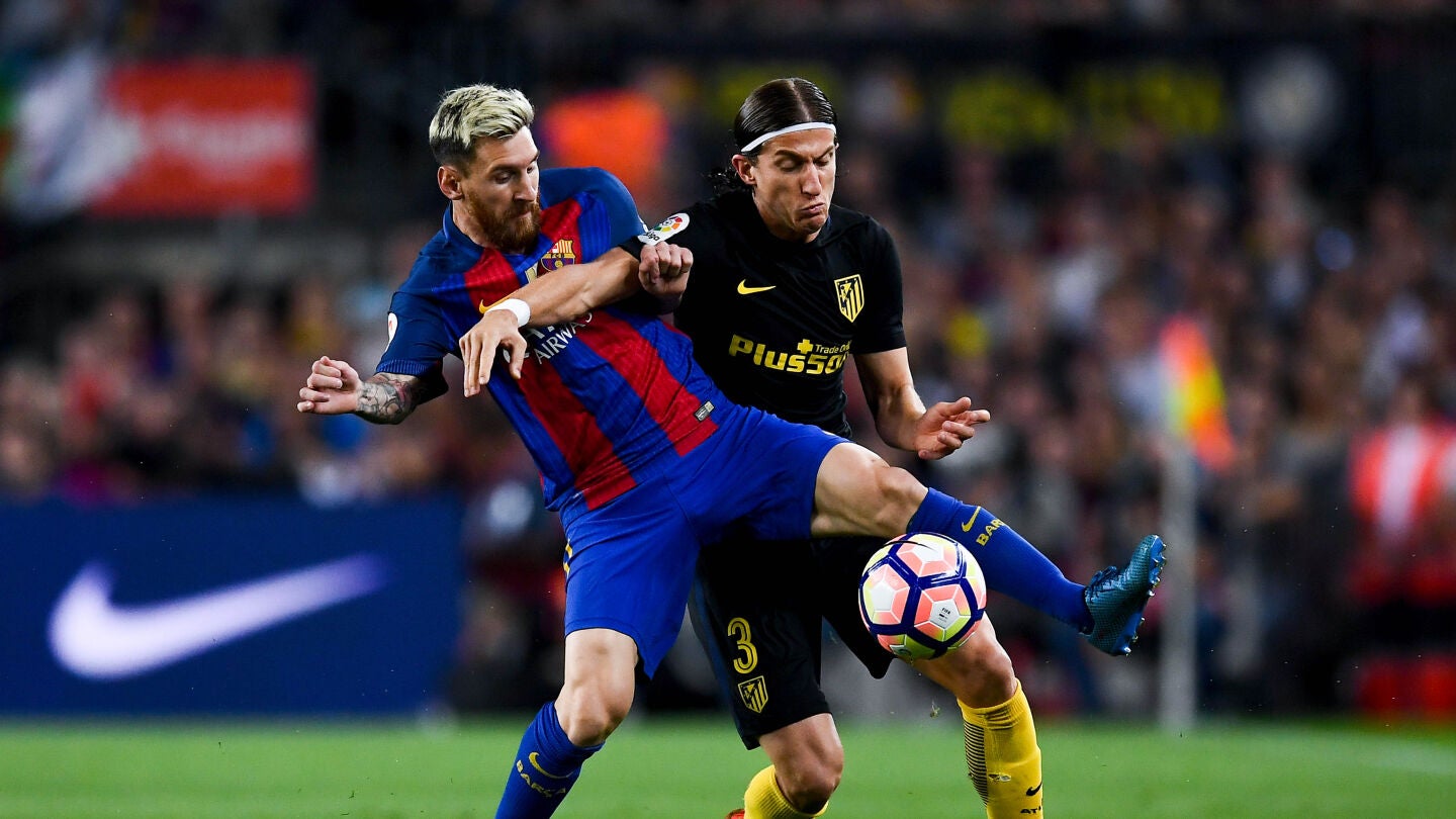 Messi y Filipe Luis luchan por el bal&oacute;n