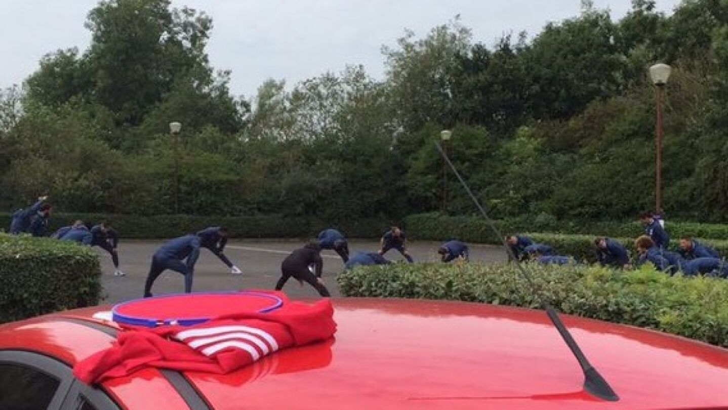 El Manchester United ejercit&aacute;ndose en el parking del hotel