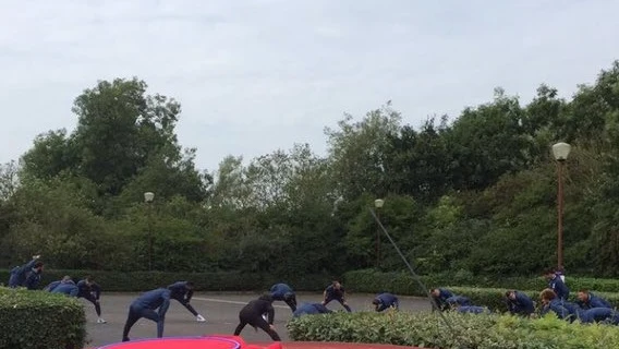 El Manchester United ejercit&aacute;ndose en el parking del hotel