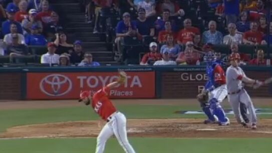 Nick Mart&iacute;nez cogiendo la pelota que &eacute;l mismo lanz&oacute;.