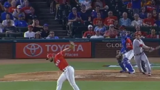 Nick Martínez cogiendo la pelota que él mismo lanzó. Nick Martínez cogiendo la pelota que él mismo lanzó.