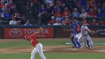 Nick Martínez cogiendo la pelota que él mismo lanzó.