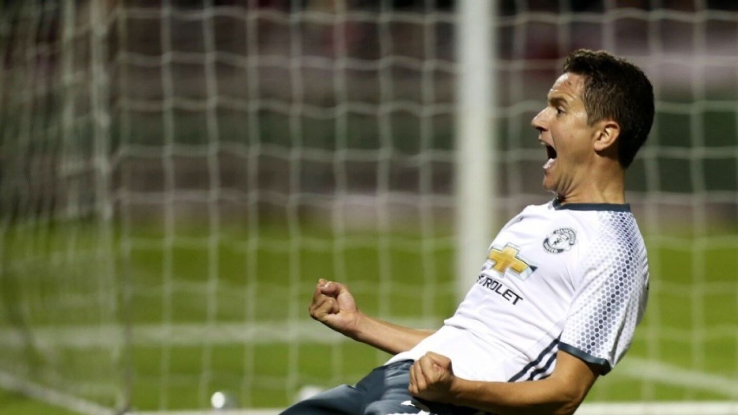 Ander Herrera celebrando su gol que meti&oacute; al United en los octavos de la Copa de la Liga inglesa.