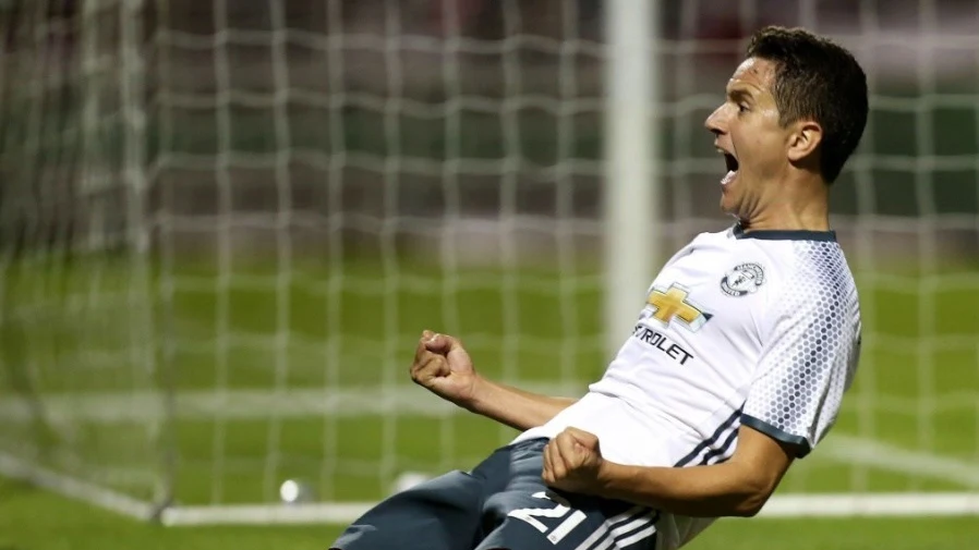 Ander Herrera celebrando su gol que metió al United en los octavos de la Copa de la Liga inglesa.