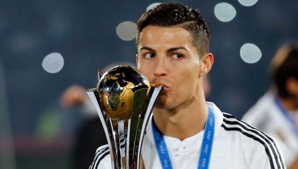 Cristiano Ronaldo con la copa del mundial de clubes
