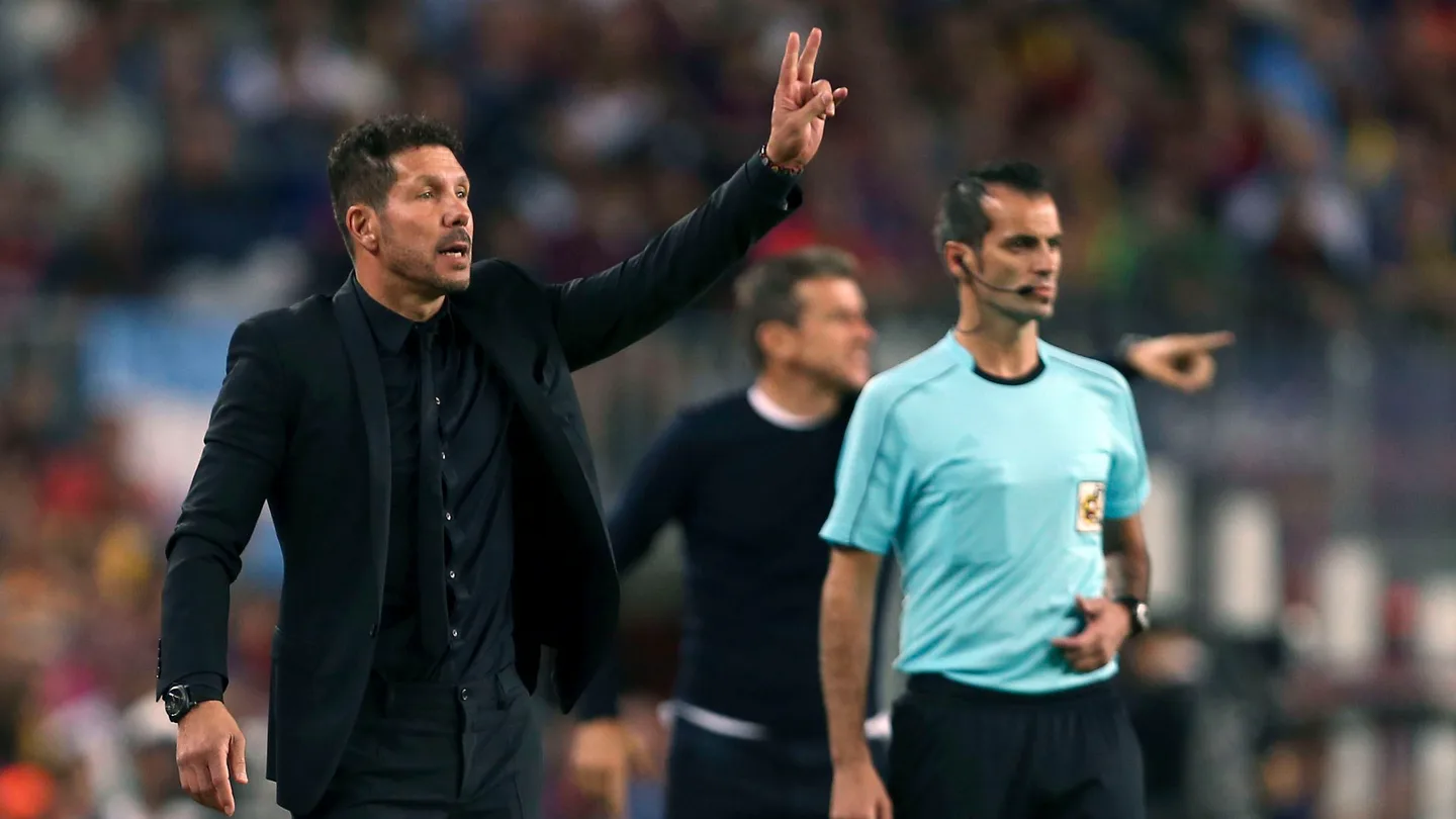 Simeone da indicaciones en la banda durante el partido contra el Barcelona Simeone da indicaciones en la banda durante el partido contra el Barcelona