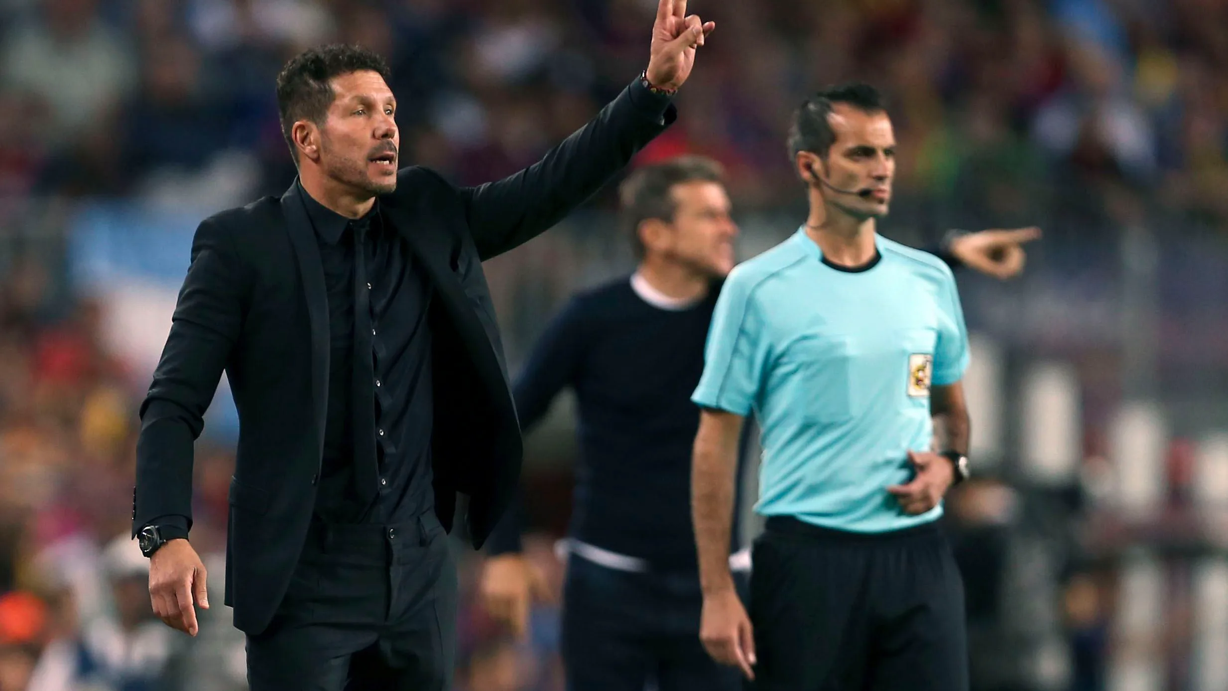 Simeone da indicaciones en la banda durante el partido contra el Barcelona Simeone da indicaciones en la banda durante el partido contra el Barcelona