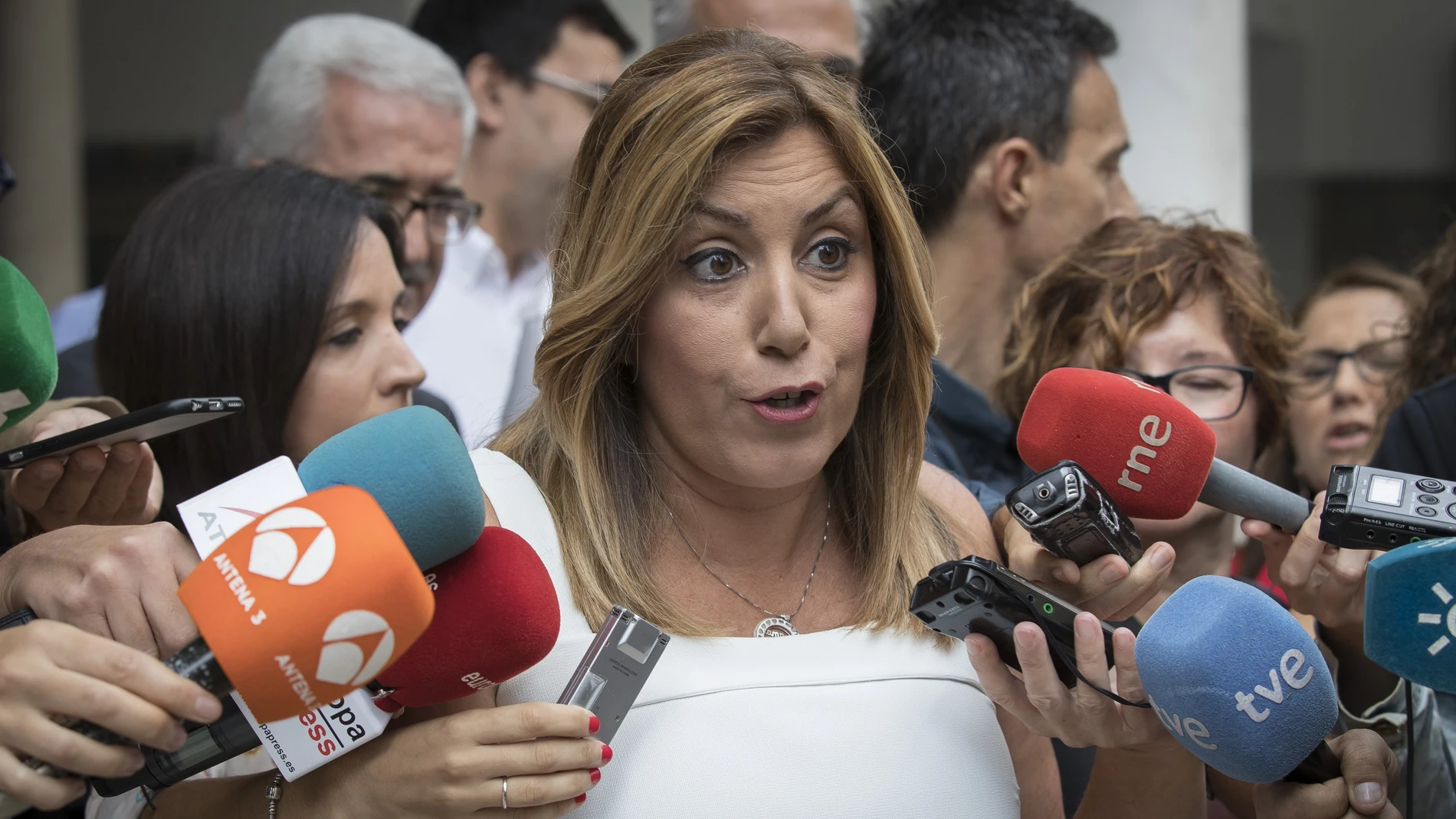 Susana Díaz dice que le causa "vergüenza ajena" que Rajoy quiera elecciones
