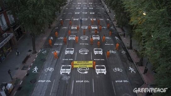 La calle Bravo Murillo, en Madrid, pintada por los activistas de Greenpeace