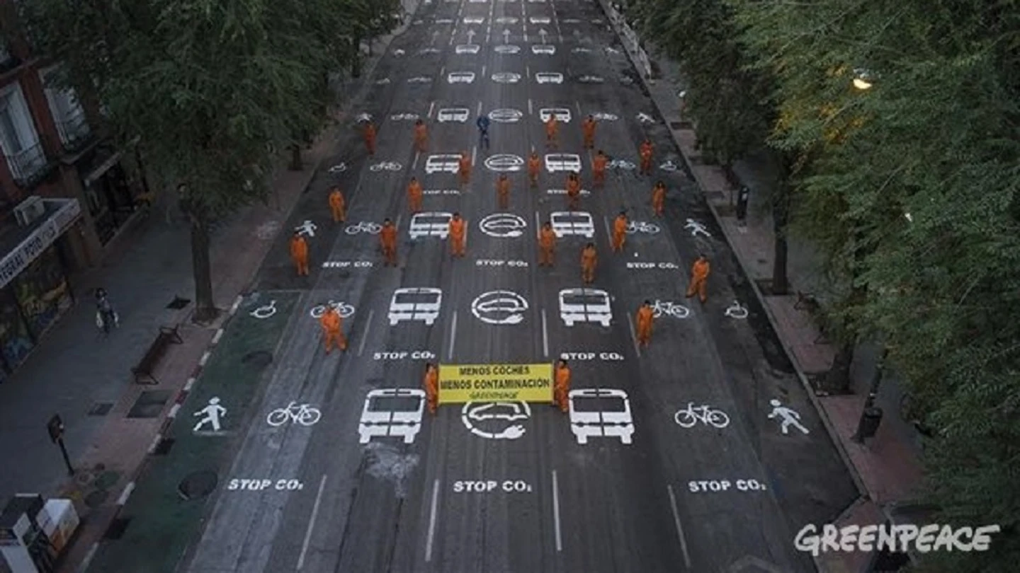 La calle Bravo Murillo, en Madrid, pintada por los activistas de Greenpeace La calle Bravo Murillo, en Madrid, pintada por los activistas de Greenpeace