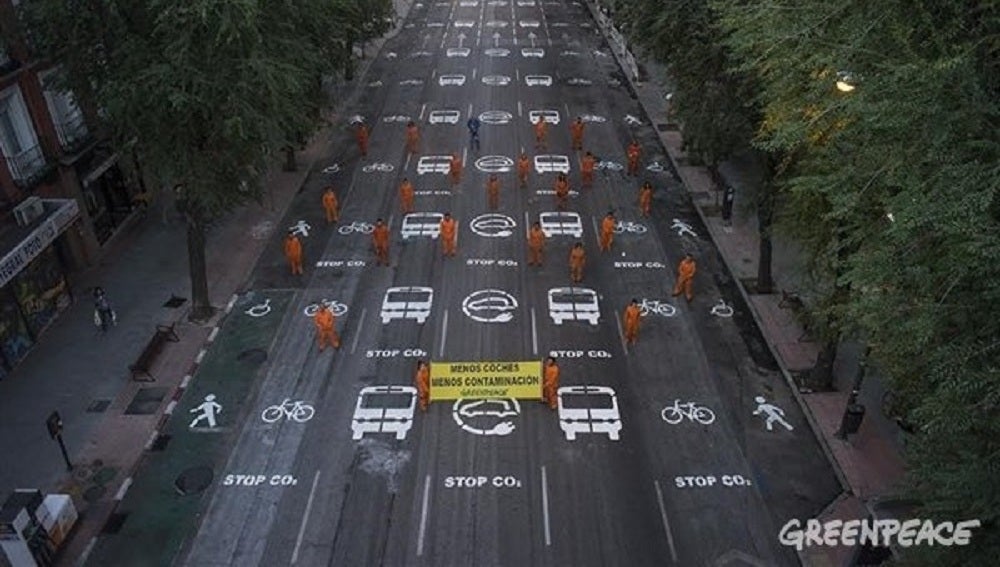 La calle Bravo Murillo, en Madrid, pintada por los activistas de Greenpeace
