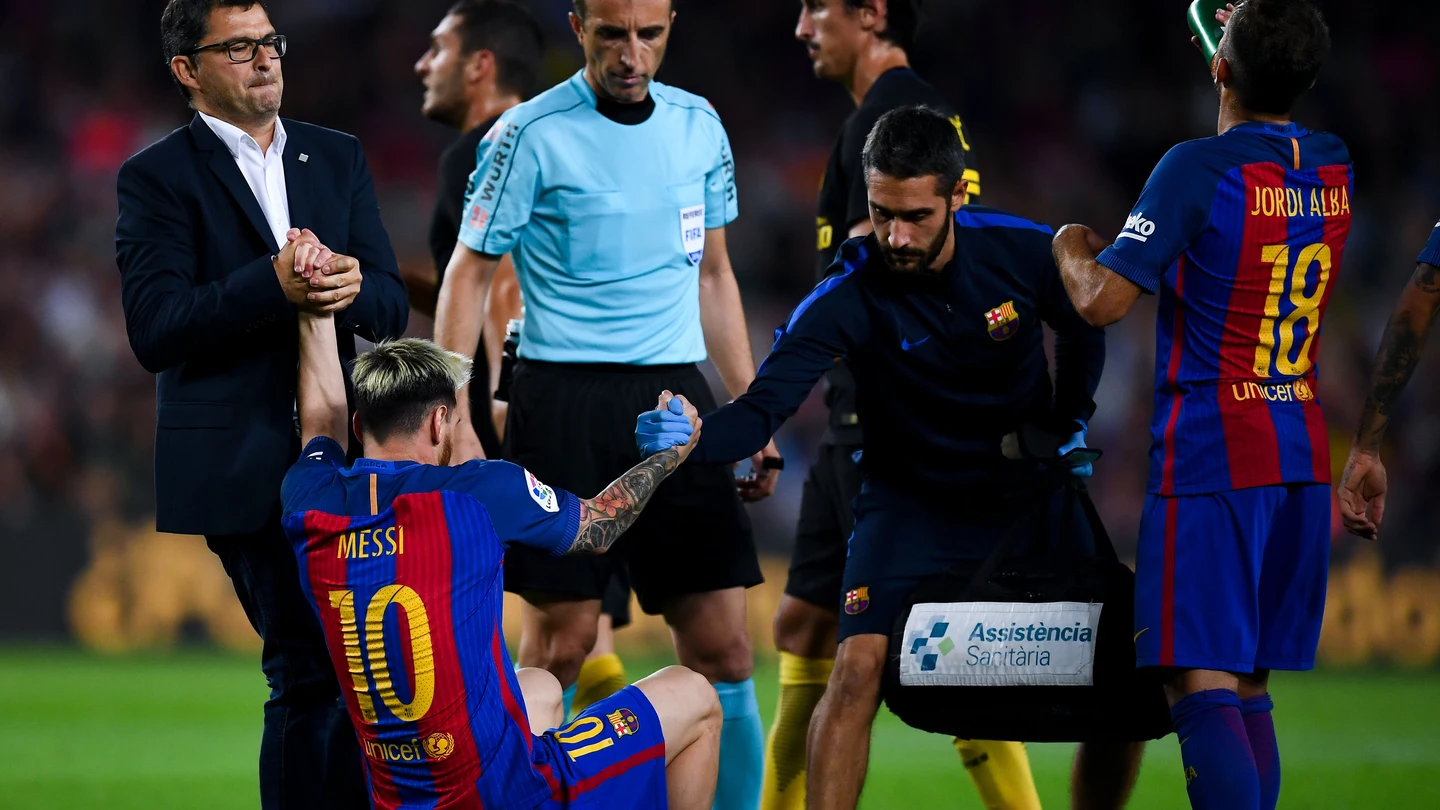 Messi, lesionado en el partido ante el Atlético Messi, lesionado en el partido ante el Atlético