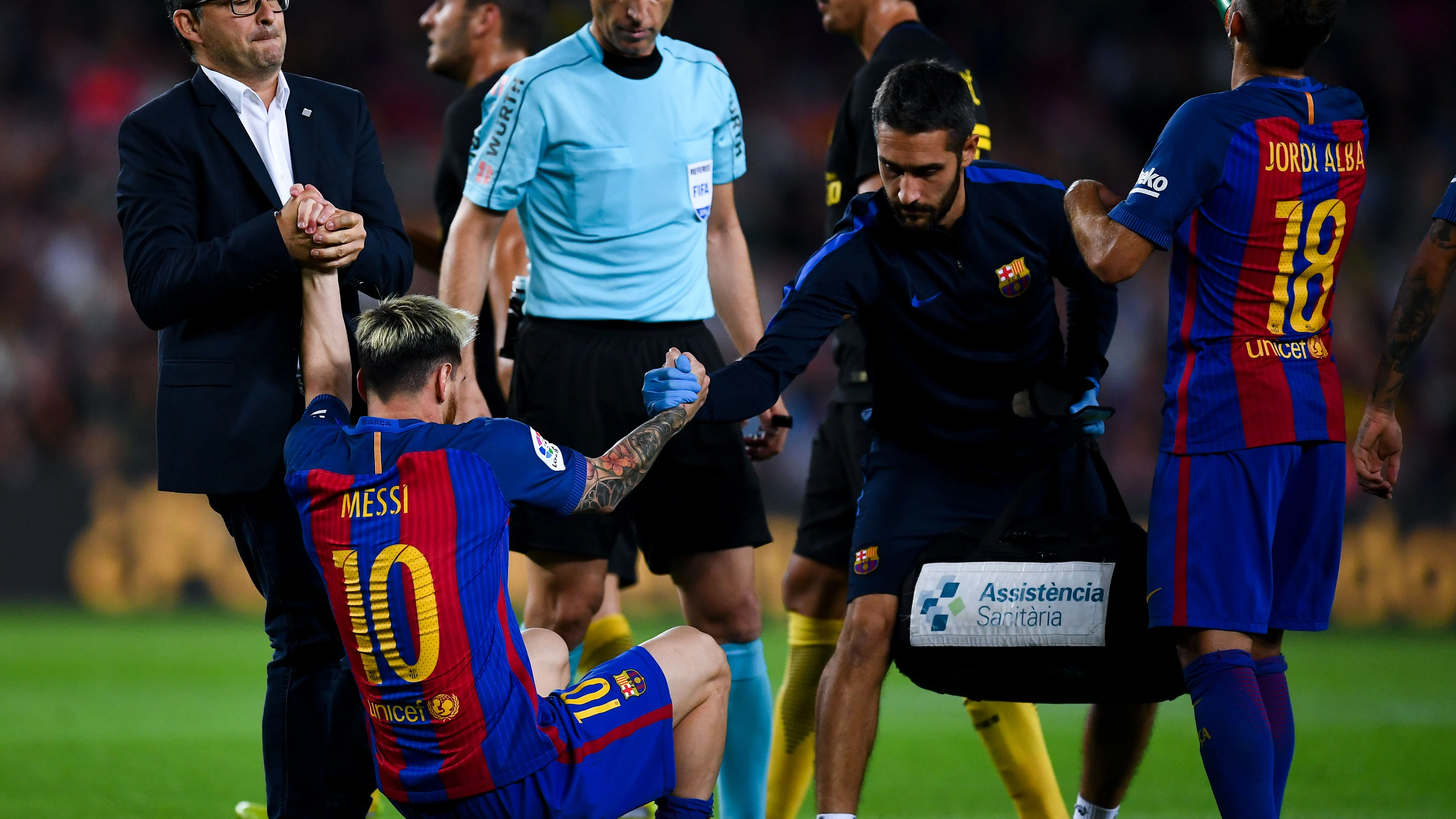 Messi, lesionado en el partido ante el Atlético Messi, lesionado en el partido ante el Atlético