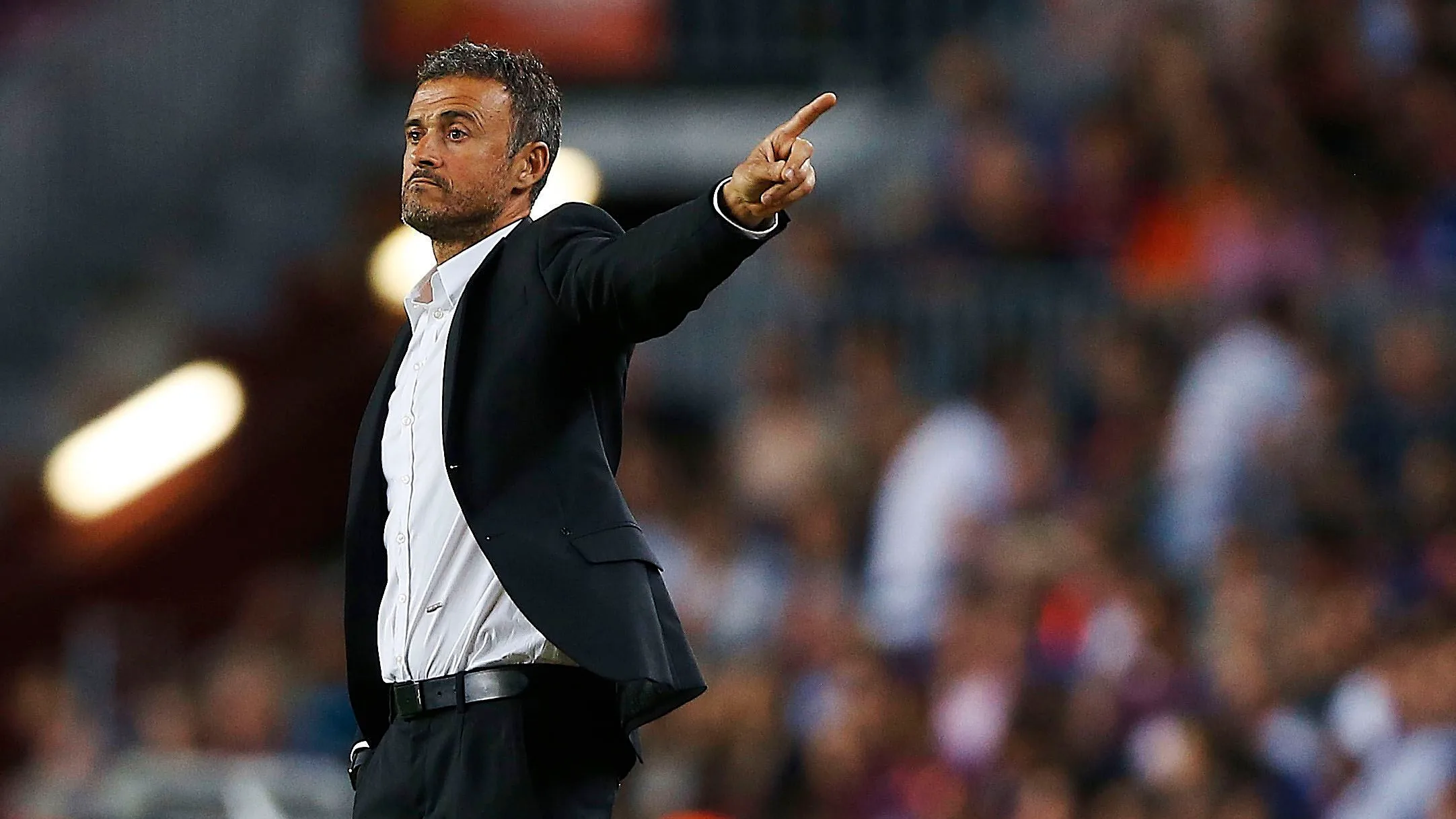 Luis Enrique da indicaciones en la banda Luis Enrique da indicaciones en la banda