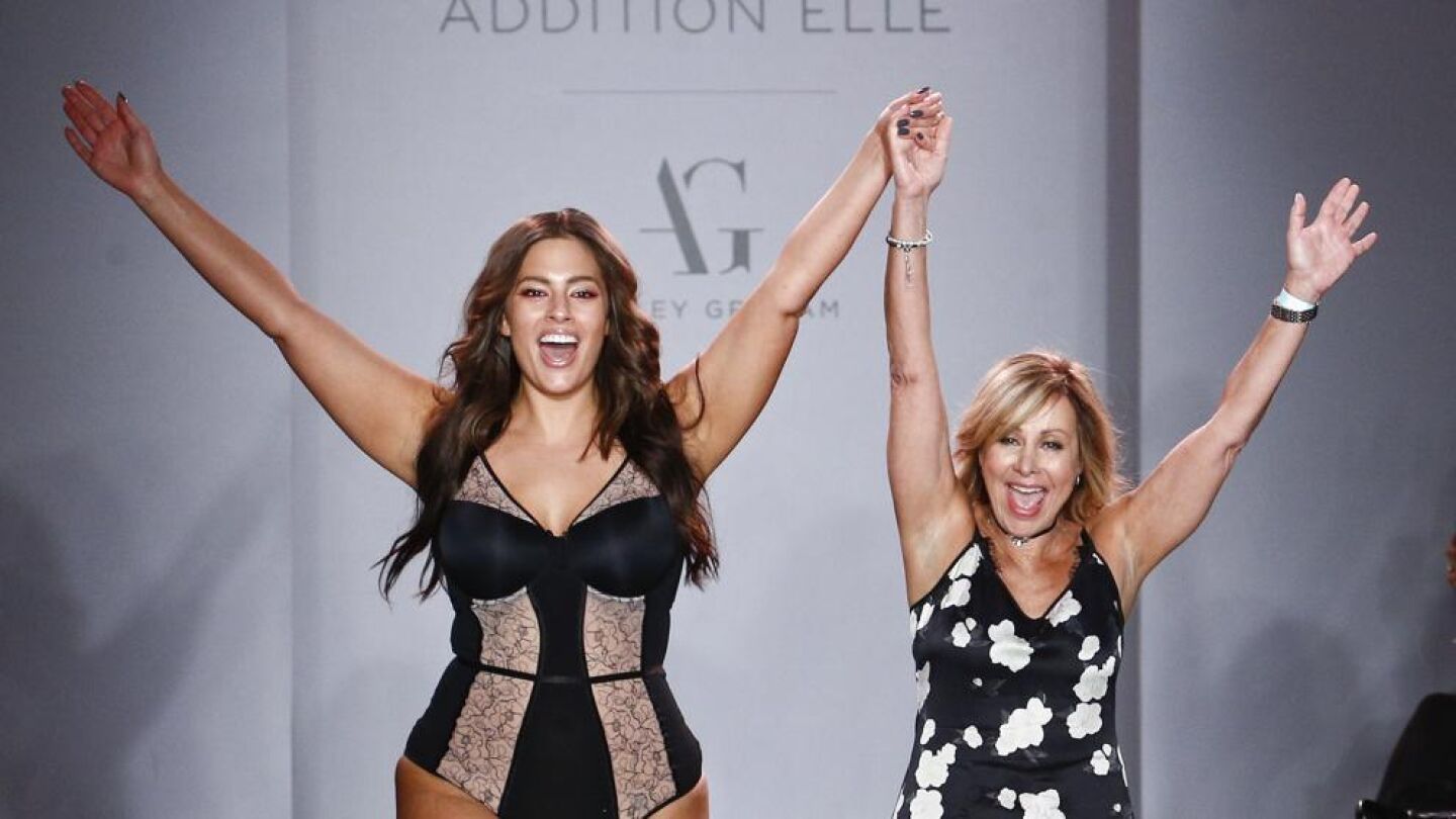 Ashley Graham saluda al final del desfile