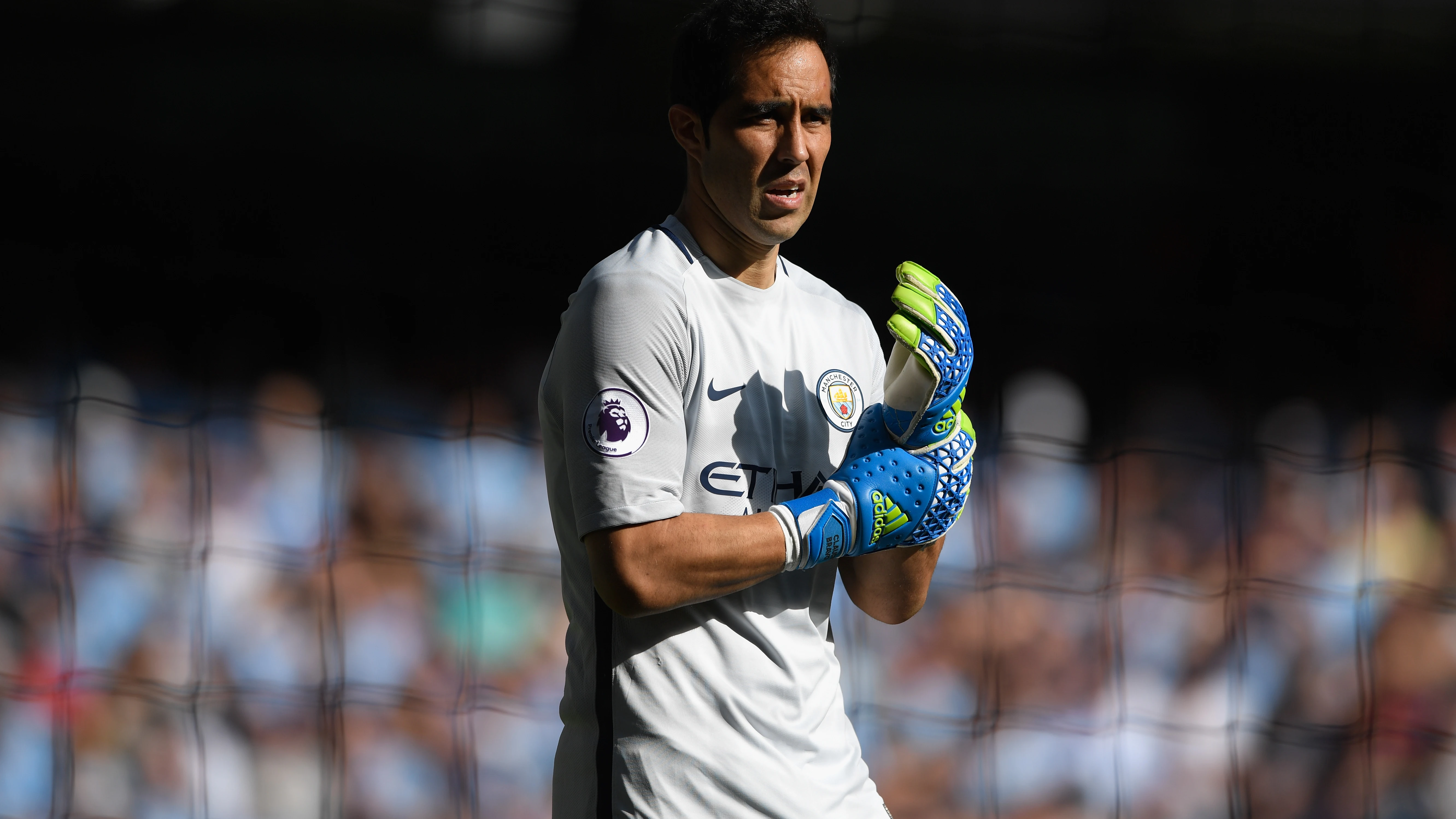Claudio Bravo, en un partido con el Manchester City