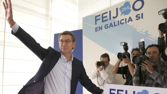 Núñez Feijoo, el único del PP que logra mayoría absoluta, se posiciona como sucesor de Rajoy Núñez Feijoo, el único del PP que logra mayoría absoluta, se posiciona como sucesor de Rajoy
