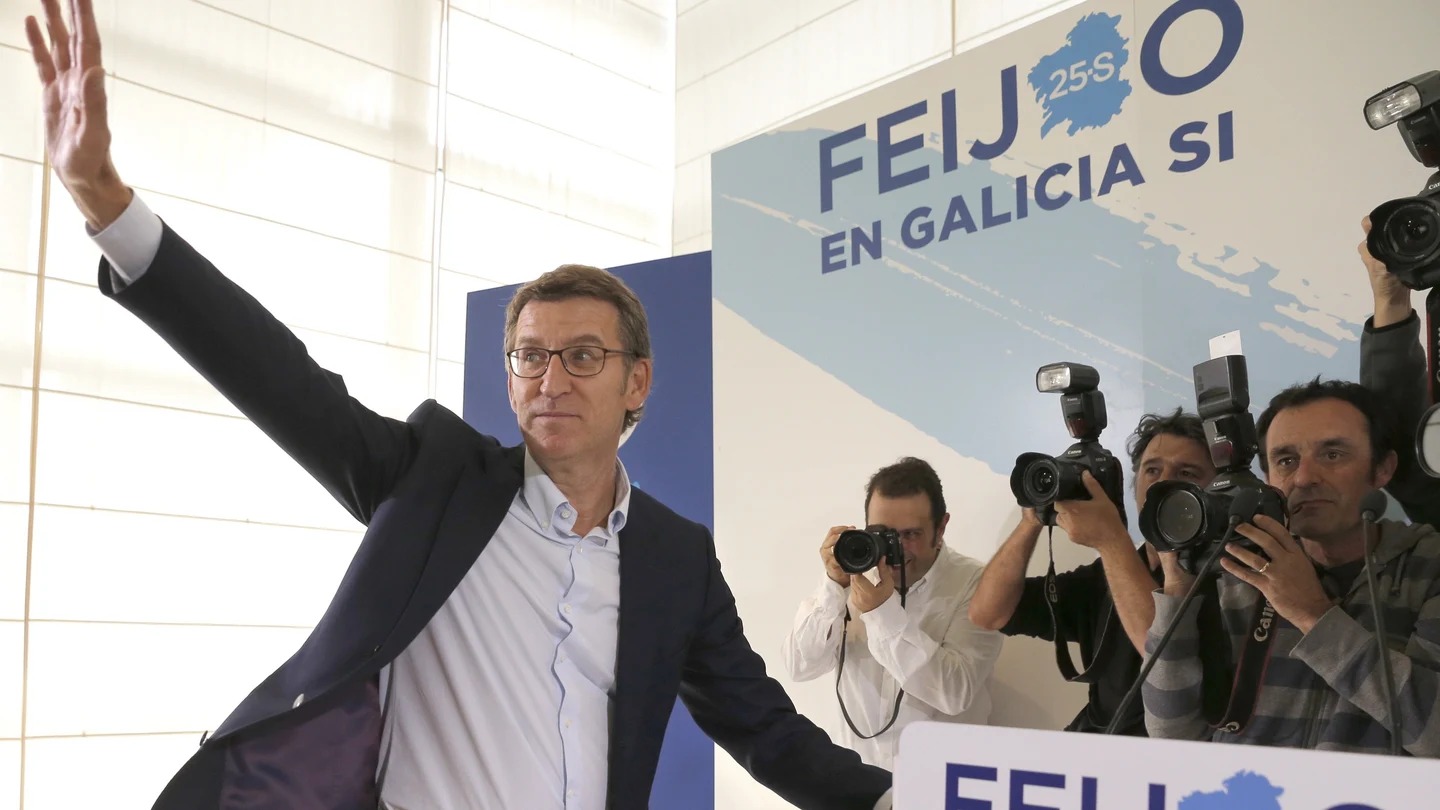 Núñez Feijoo, el único del PP que logra mayoría absoluta, se posiciona como sucesor de Rajoy Núñez Feijoo, el único del PP que logra mayoría absoluta, se posiciona como sucesor de Rajoy