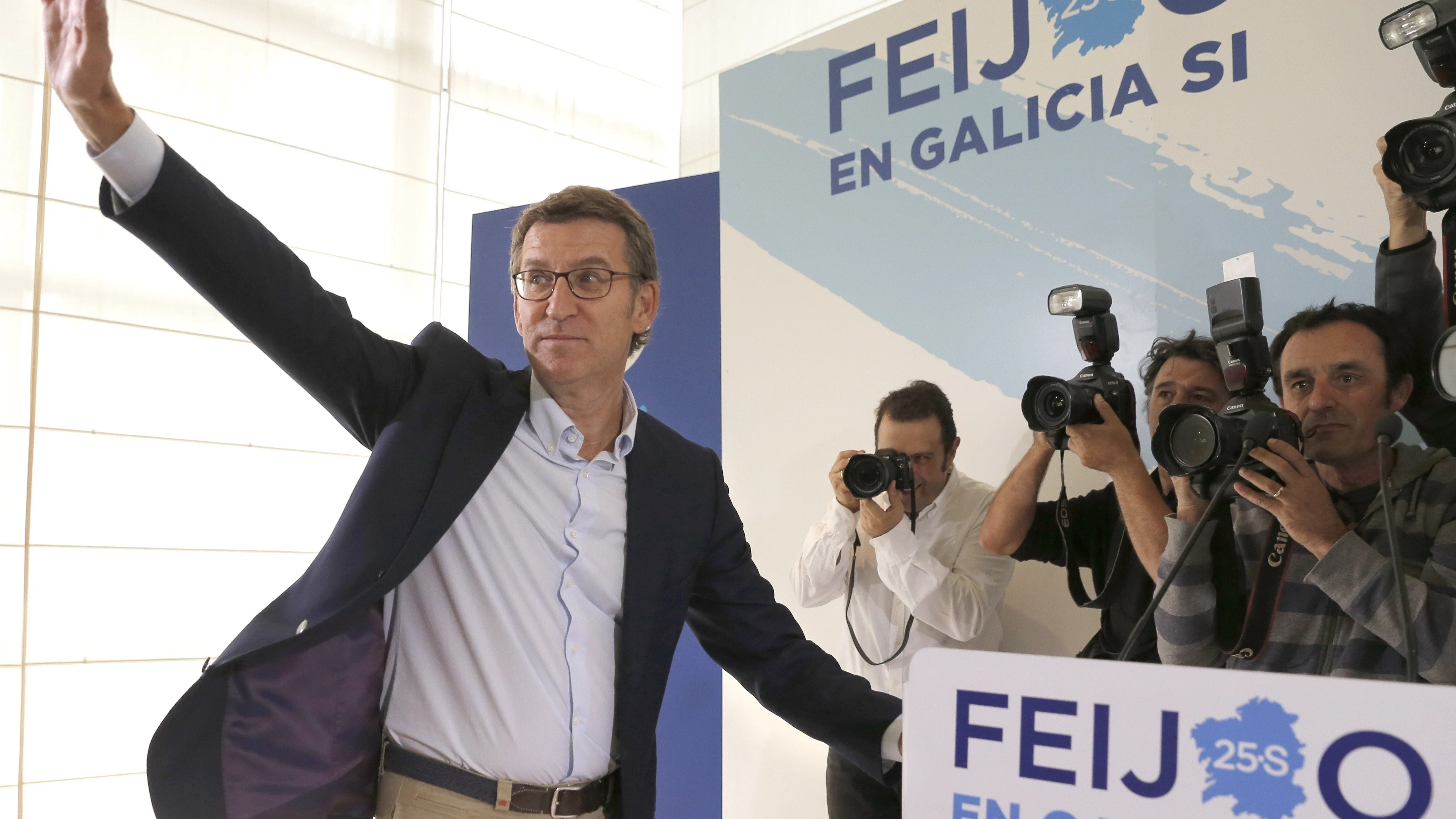 Núñez Feijoo, el único del PP que logra mayoría absoluta, se posiciona como sucesor de Rajoy