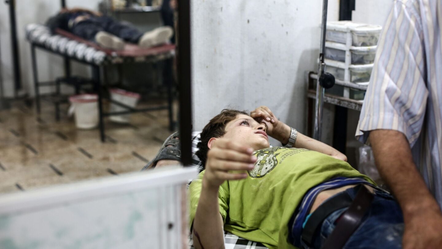 Foto de archivo de un ni&ntilde;o sirio recibe tratamiento m&eacute;dico en un hospital de campo
