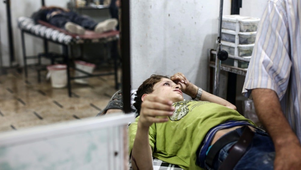 Foto de archivo de un niño sirio recibe tratamiento médico en un hospital de campo