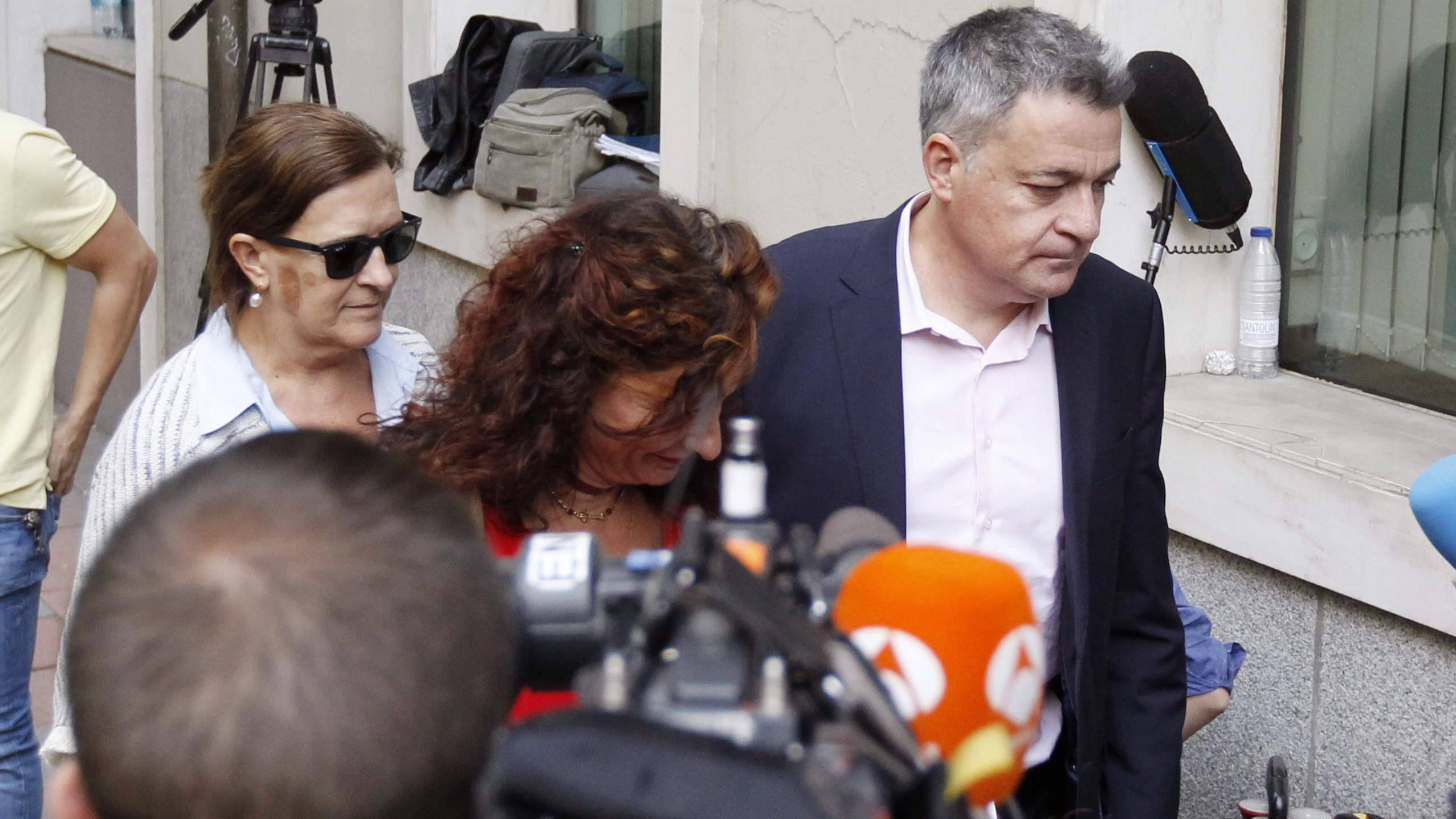María Jesús Montero, Inés Ayala y Wilfredo Jurado miembros críticos de la Comisión de Ética y Garantías del PSOE a su llegada a la sede de Ferraz María Jesús Montero, Inés Ayala y Wilfredo Jurado miembros críticos de la Comisión de Ética y Garantías del PSOE a su llegada a la sede de Ferraz