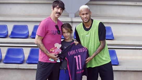 Anthony Kiedis y su hija posan con Neymar Anthony Kiedis y su hija posan con Neymar