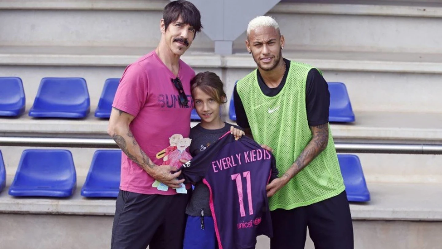 Anthony Kiedis y su hija posan con Neymar Anthony Kiedis y su hija posan con Neymar