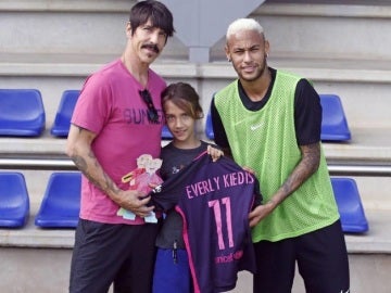 Anthony Kiedis y su hija posan con Neymar Anthony Kiedis y su hija posan con Neymar