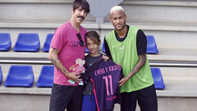 Anthony Kiedis y su hija posan con Neymar Anthony Kiedis y su hija posan con Neymar