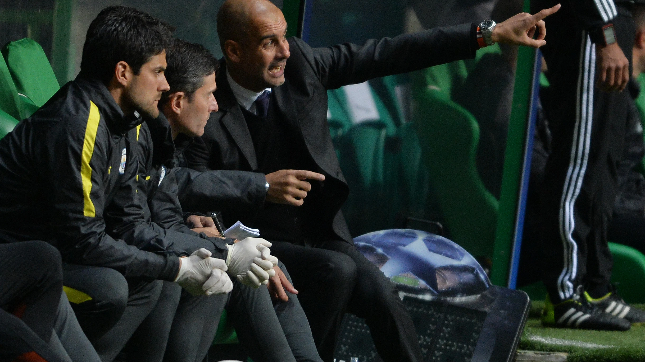 Guardiola da indicaciones en el duelo ante el Celtic Guardiola da indicaciones en el duelo ante el Celtic