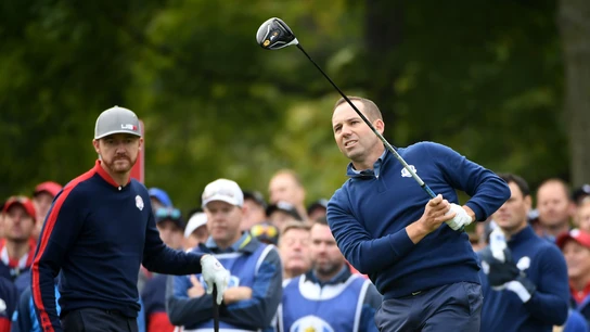 Sergio García ejecuta un drive ante la mirada de Jimmy Walker Sergio García ejecuta un drive ante la mirada de Jimmy Walker