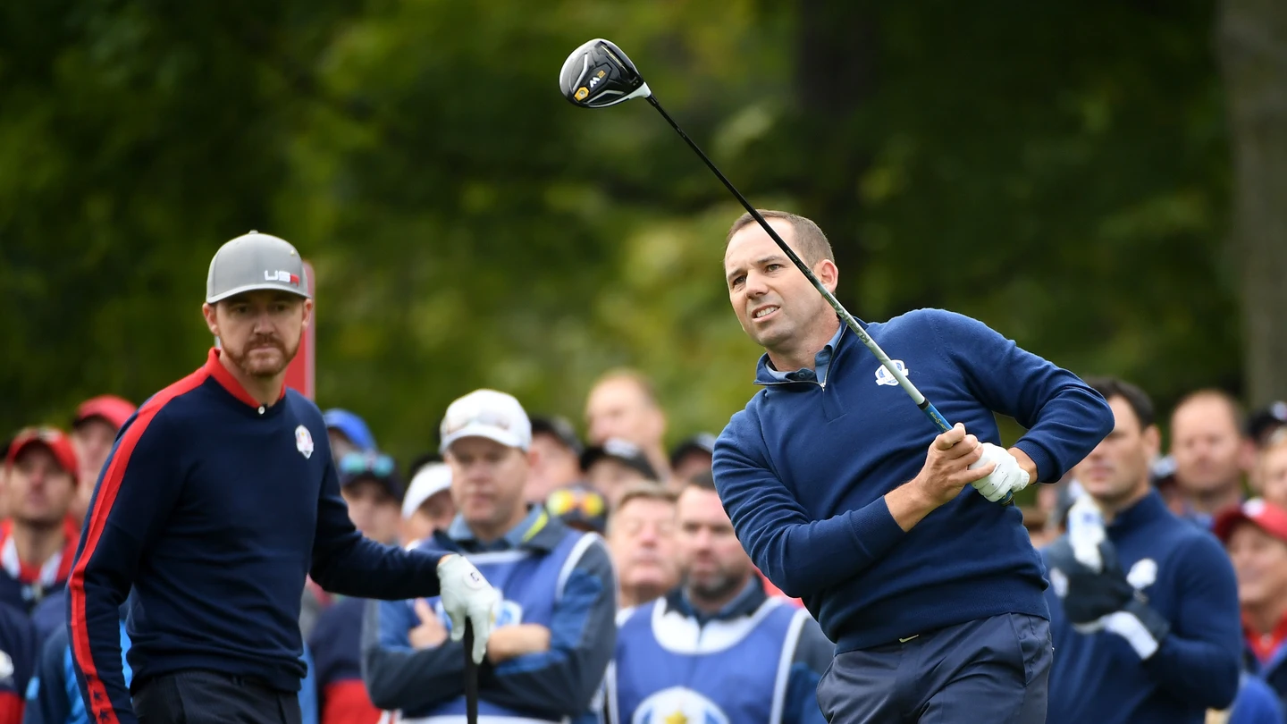 Sergio García ejecuta un drive ante la mirada de Jimmy Walker Sergio García ejecuta un drive ante la mirada de Jimmy Walker