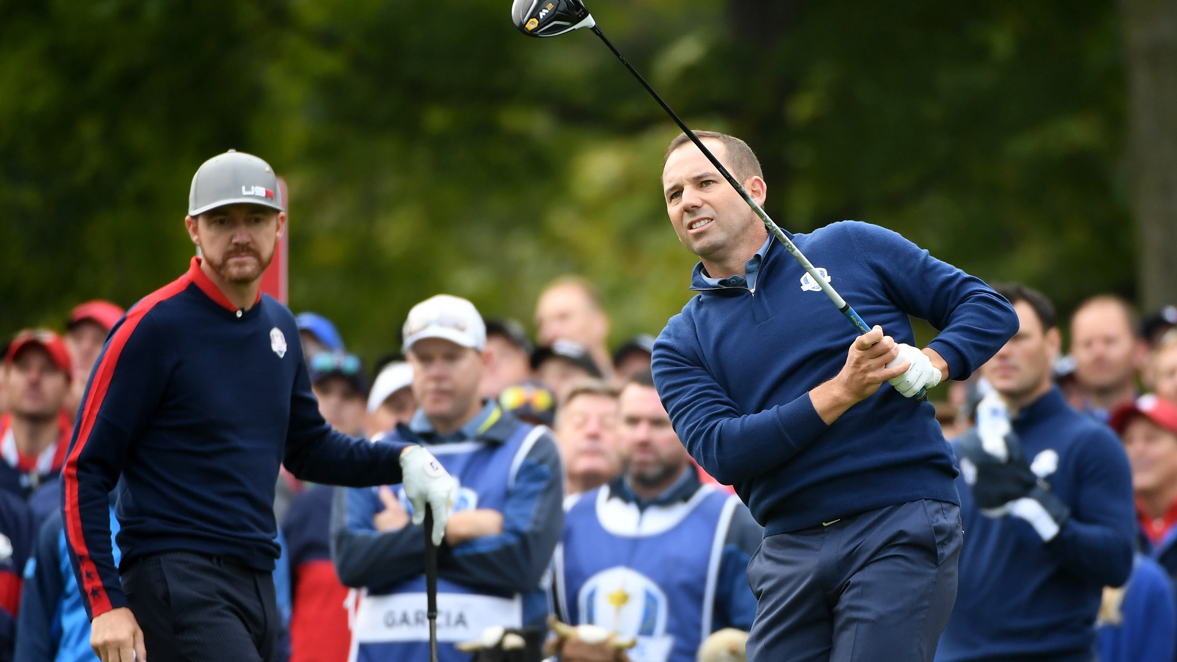 Sergio Garc&iacute;a ejecuta un drive ante la mirada de Jimmy Walker
