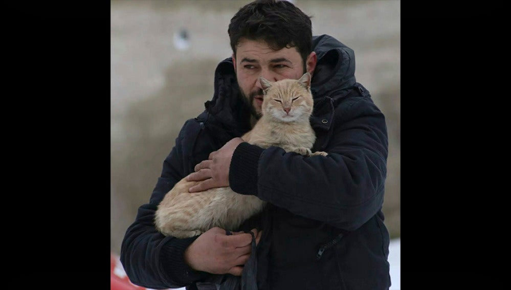 Mohammad Alaa Aljaleel junto a un gato