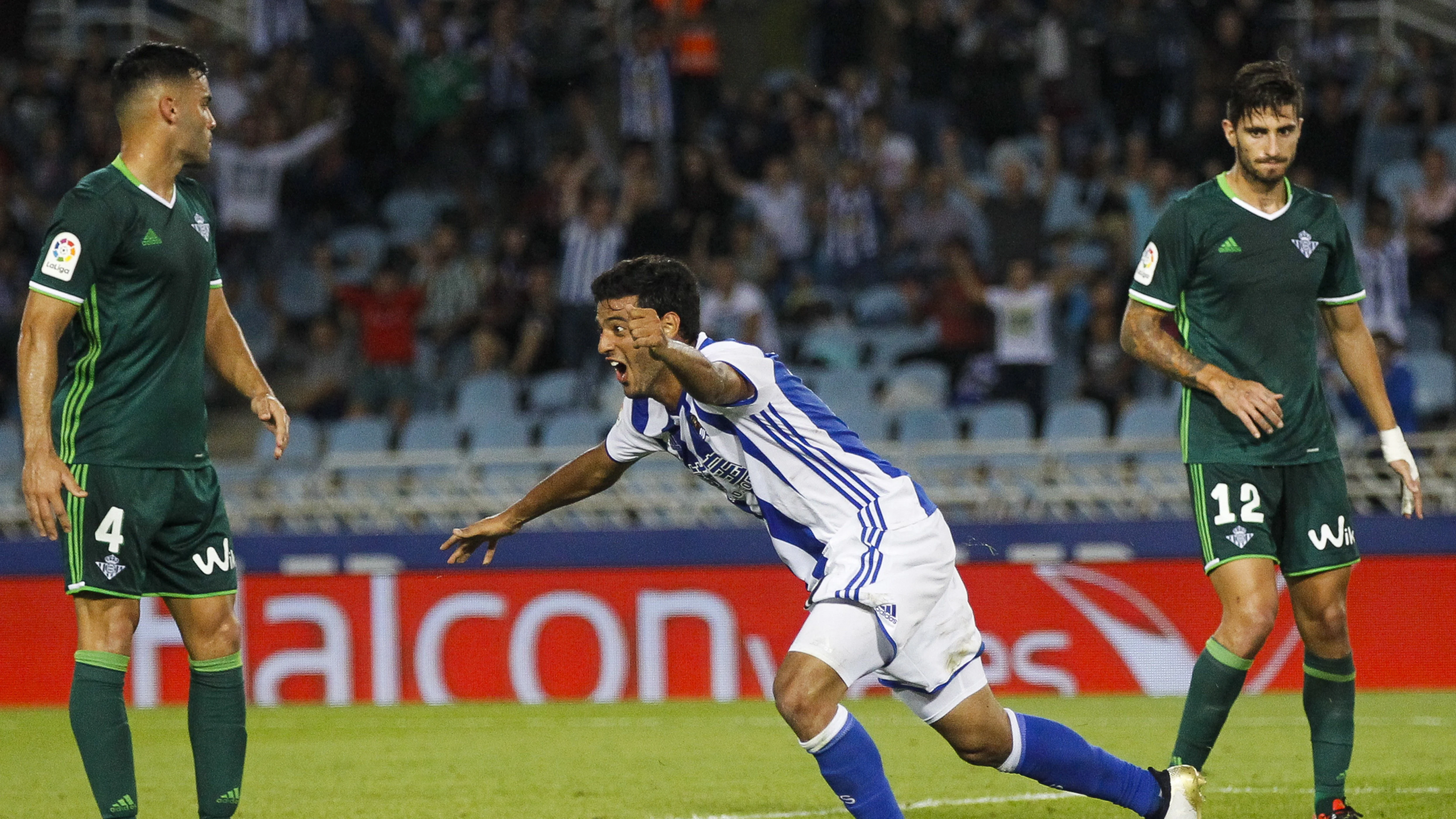 Carlos Vela celebra su gol ante el Betis