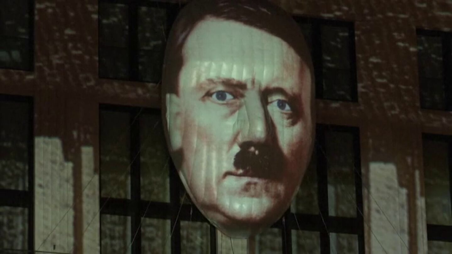 Frame 22.17702 de: Pol&eacute;mica en Berl&iacute;n por la proyecci&oacute;n de una imagen de Hitler en una fachada 