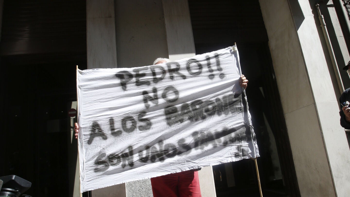 Concentraciones ante la sede del PSOE