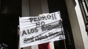Concentraciones ante la sede del PSOE