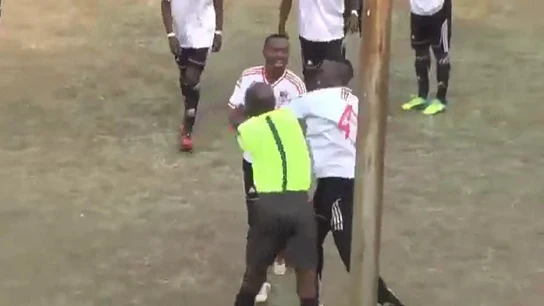 Un árbitro y un jugador pegándose en Zimbabue. Un árbitro y un jugador pegándose en Zimbabue.