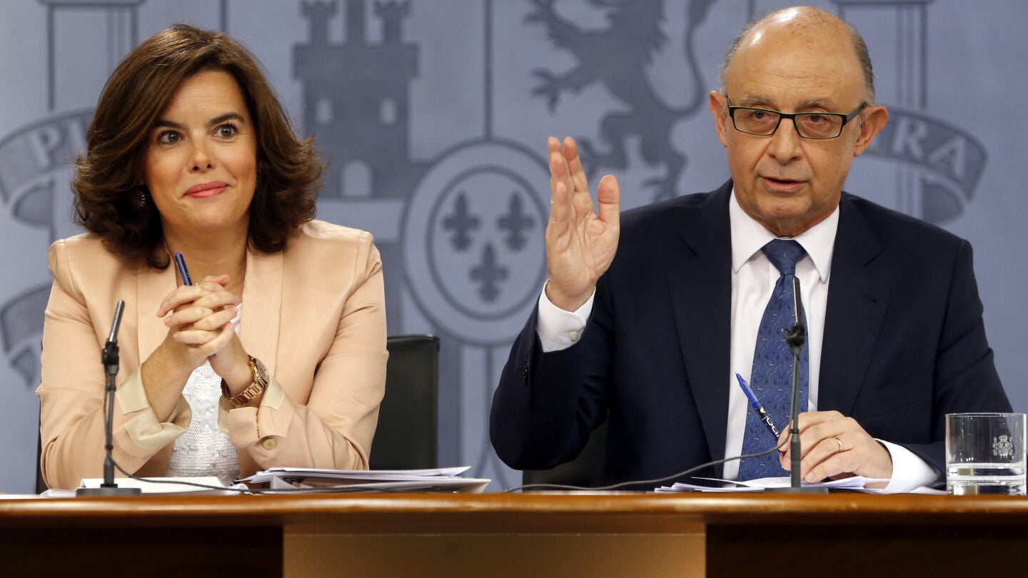 La vicepresidenta del Gobierno en funciones, Soraya S&aacute;enz de Santamar&iacute;a, y el ministro de Hacienda en funciones, Crist&oacute;bal Montoro