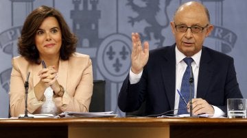 La vicepresidenta del Gobierno en funciones, Soraya Sáenz de Santamaría, y el ministro de Hacienda en funciones, Cristóbal Montoro