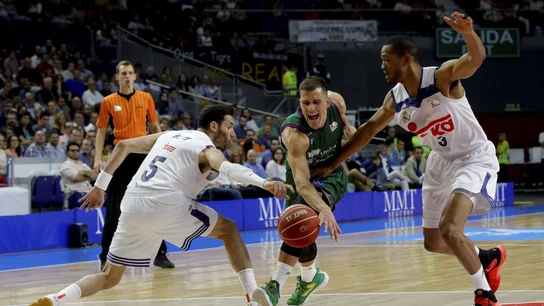 Nedovic trata de superar la defensa de Rudy Fernández y Randolph Nedovic trata de superar la defensa de Rudy Fernández y Randolph