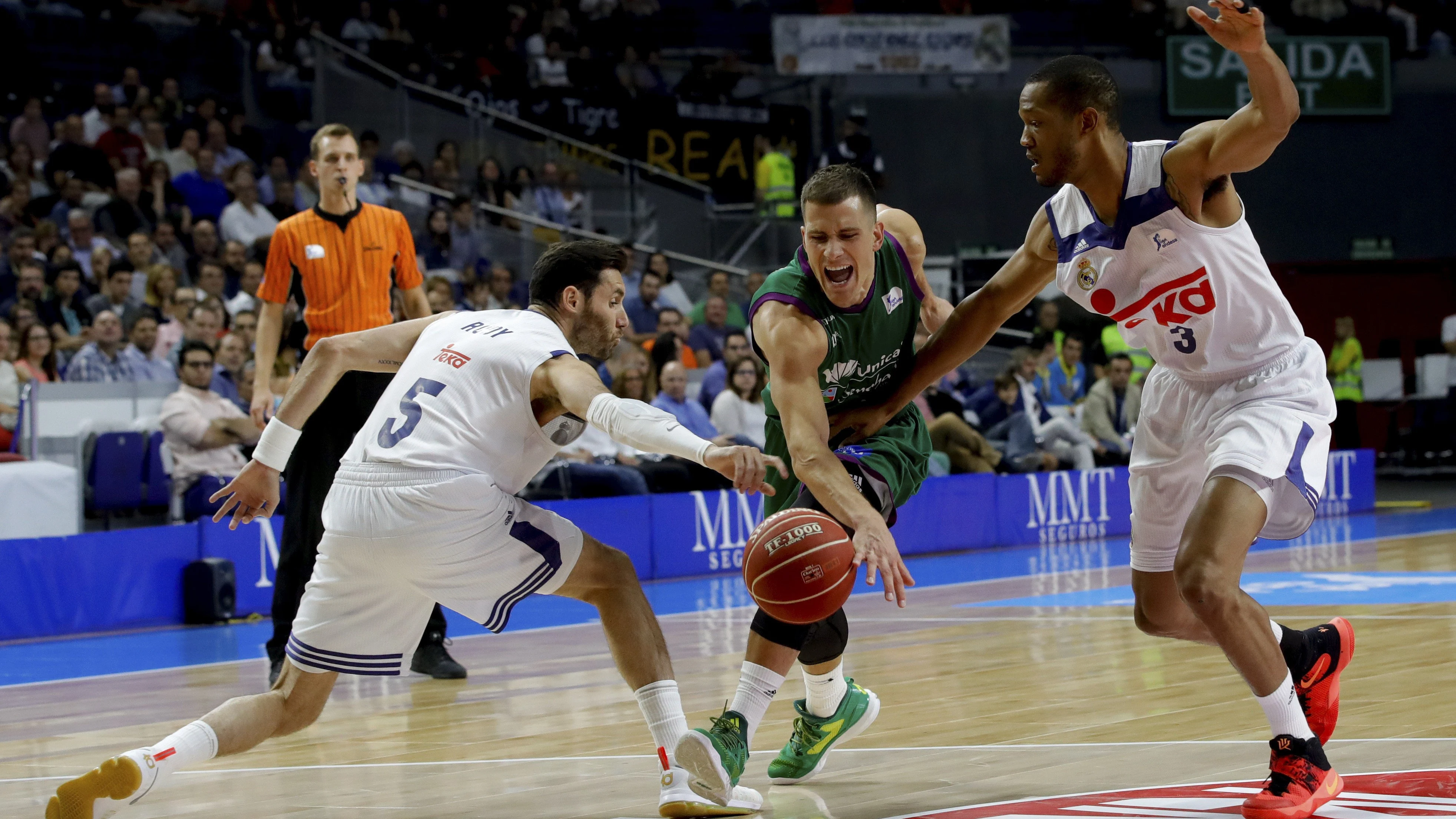 Nedovic trata de superar la defensa de Rudy Fern&aacute;ndez y Randolph