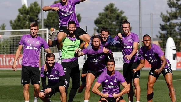 Cristiano Ronaldo y sus compañeros del Real Madrid, posan como superhéroes Cristiano Ronaldo y sus compañeros del Real Madrid, posan como superhéroes