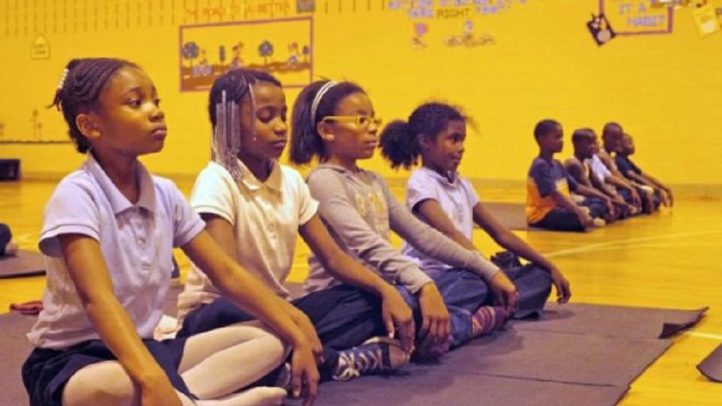 Niños del colegio de Baltimore asistiendo a clases de meditación Niños del colegio de Baltimore asistiendo a clases de meditación