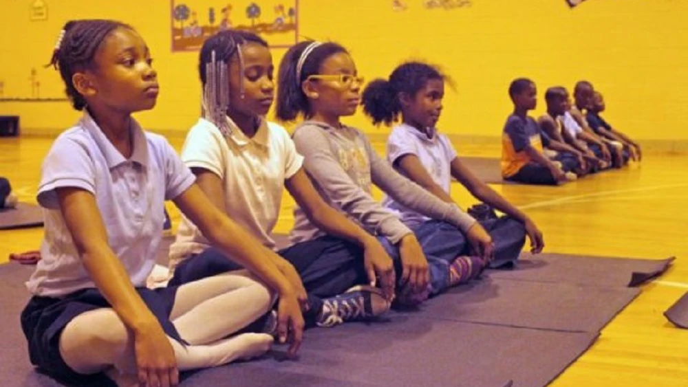 Niños del colegio de Baltimore asistiendo a clases de meditación