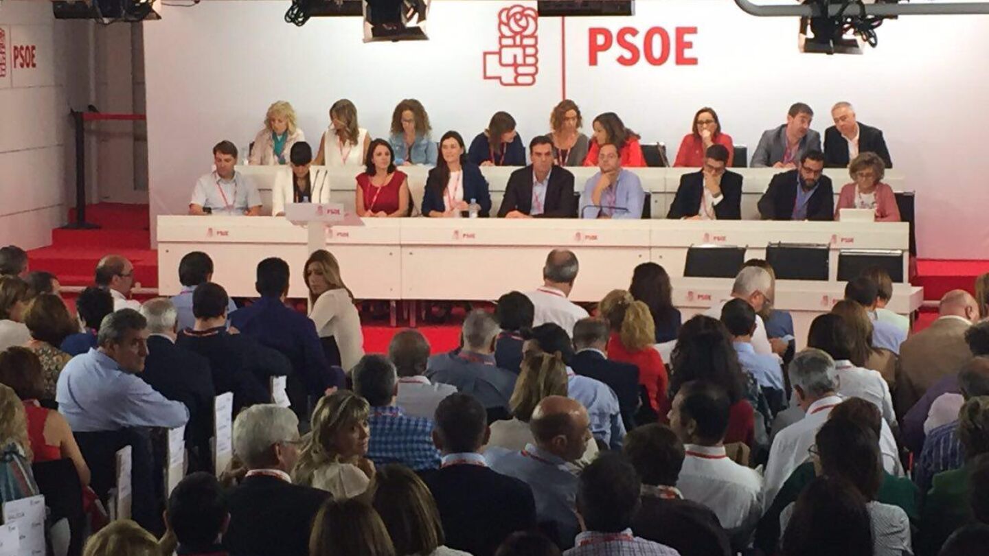 La mesa del Comit&eacute; Federal del PSOE tras las 17 dimisiones