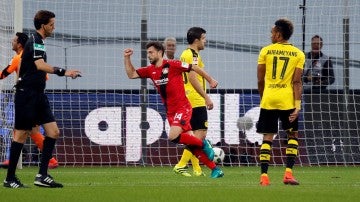 Admir Mehmedi celebra un gol ante el Borussia Dortmund