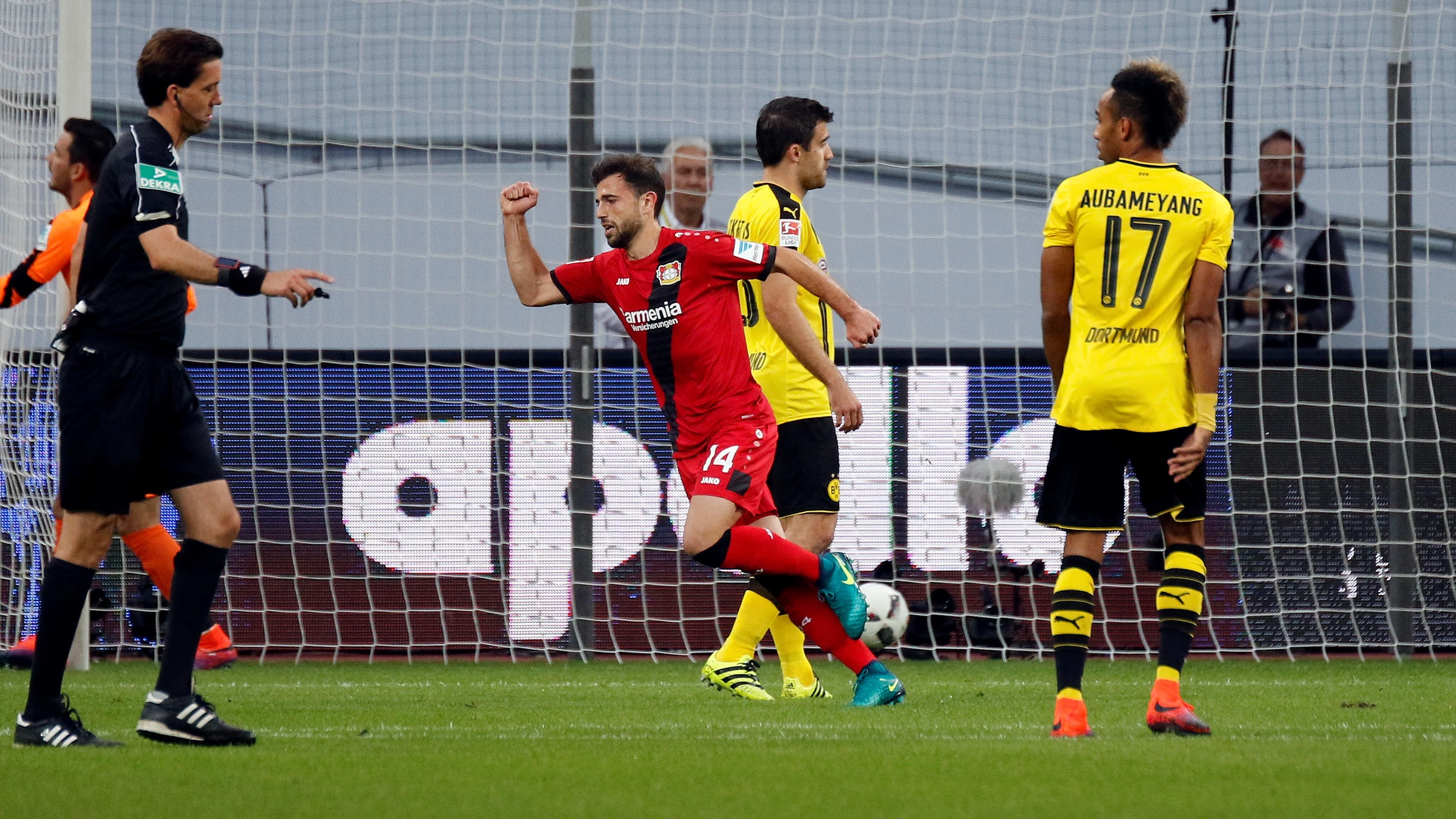 Admir Mehmedi celebra un gol ante el Borussia Dortmund